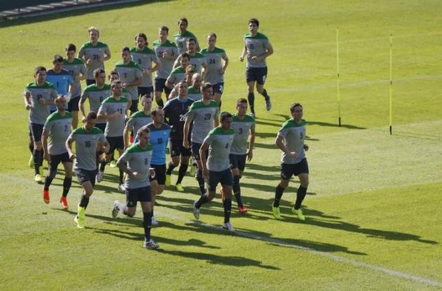 Members of the Australian Socceroos national soccer team jog during a training session in Sydney May 23, 2014. Photo: Reuters