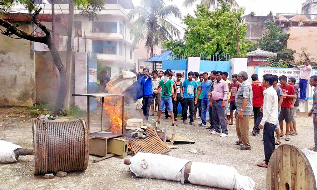 Protesters buring furniture from Adharshanagar based Tax Office in Birgunj. nPhoto: Ram Sarraf