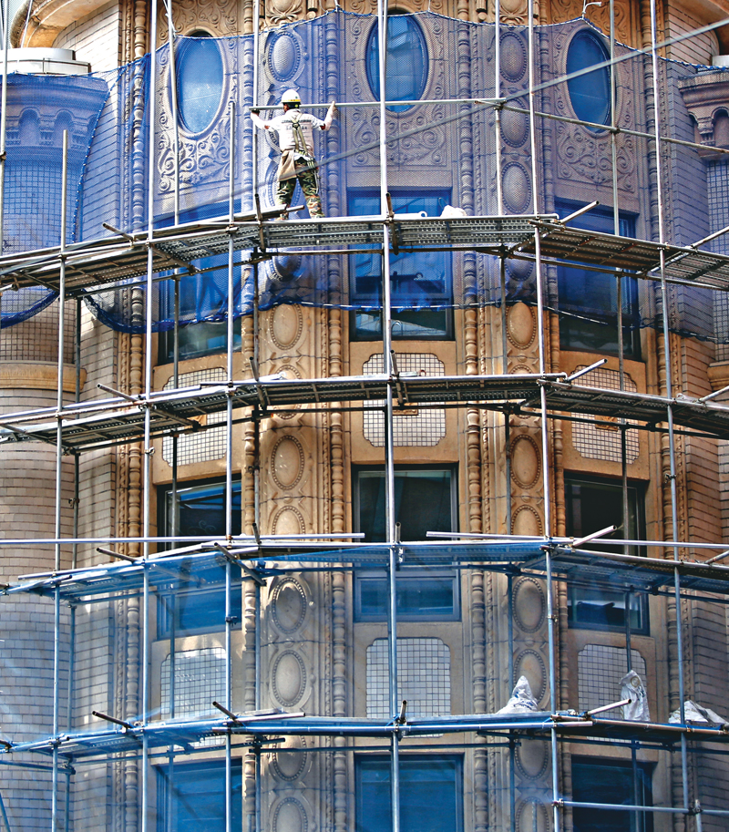 A man works at a construction site in downtown Seoul, South Korea, Wednesday, Sept. 30, 2015. Photo: AP