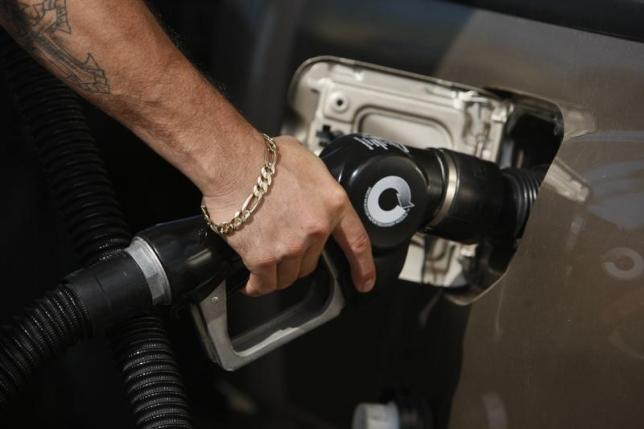 A man fills his truck up with gas at a gas station in Santa Monica, California, May 28, 2008.   REUTERS/Lucy Nicholson