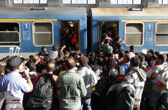 Migrants storm into a train at the Keleti train station in Budapest, Hungary, September 3, 2015 as Hungarian police withdrew from the gates after two days of blocking their entry.      REUTERS/Laszlo Balogh