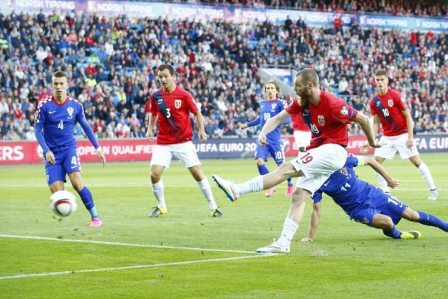 Norway's Jo Inge Berget scores against Croatia during their Euro 2016 Group H qualifying soccer match at Ullevaal stadium in Oslo, September 6, 2015. REUTERS/Haakon Mosvold Larsen/NTB Scanpix