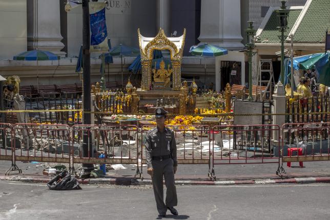 A police officer stands in front of the Erawan shrine, the site of a deadly blast, in central Bangkok, Thailand, August 18, 2015. REUTERS/Athit Perawongmetha