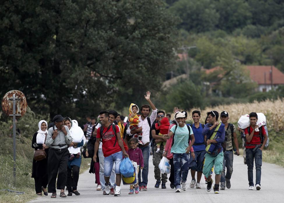 Refugees and migrants approach Greece's border with Macedonia, near the Greek village of Idomeni, September 8, 2015.  Photo: Reuters