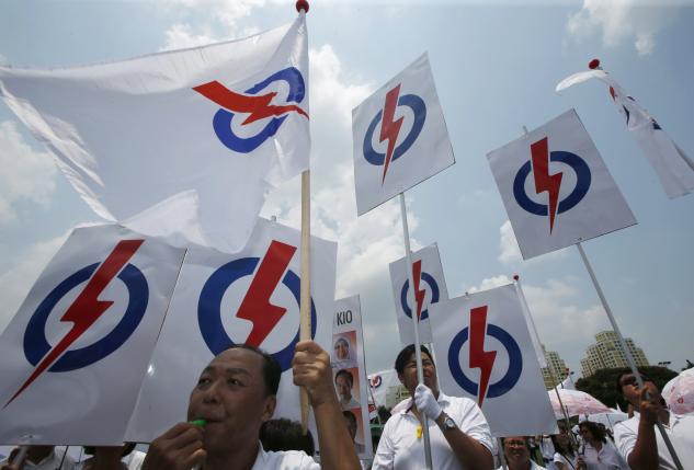 The ruling Singapore's People's Action Party (PAP) supporters cheer for their candidates during nomination day ahead of the general elections in Singapore September 1, 2015. Photo: REUTERS