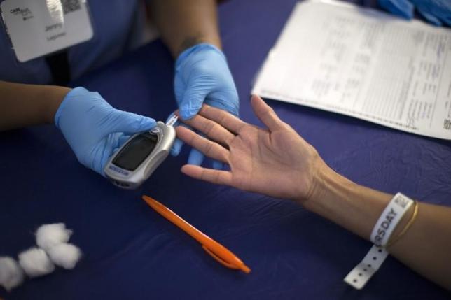A person receives a test for diabetes during Care Harbor LA free medical clinic in Los Angeles, California September 11, 2014. REUTERS/Mario Anzuoni