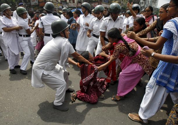 Policewomen try to detain activists from the Socialist Unity Centre of India (SUCI) during a nationwide strike in Kolkata, India, September 2, 2015. Photo: REUTERS