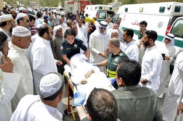 Paramedics rush a victim of a suicide bomb attack at Imam al-Sadeq Mosque, to the Amiri hospital in Al Sharq, Kuwait City, June 26, 2015. REUTERS/Stringer/Files