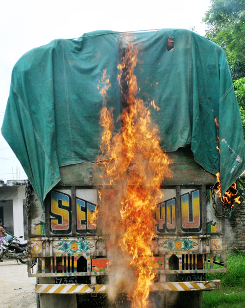 Parked trucks set ablaze by UDMF cadres along the Birgunj-Pathaliya road section, in Lipalimal, Bara, on Tuesday. Photo: THT