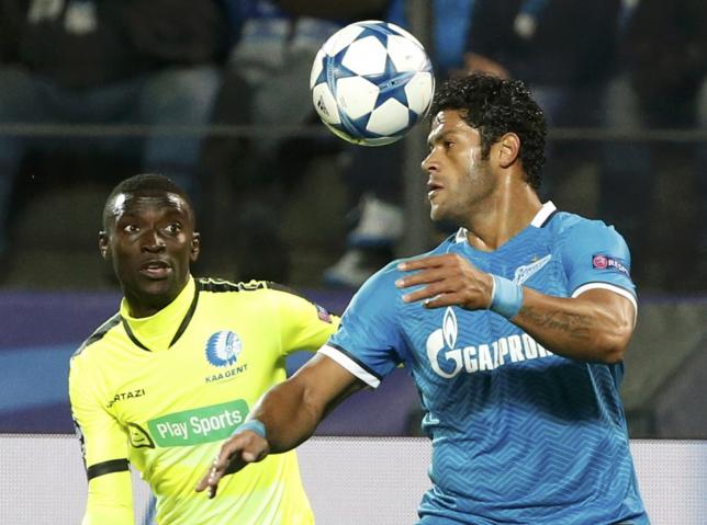Zenit St. Petersburg's Hulk (R) fights for a high ball with KAA Gent's Nana Asare during their Champions League group H soccer match at the Petrovsky stadium in St. Petersburg, Russia, September 29, 2015. REUTERS/Grigory Dukor