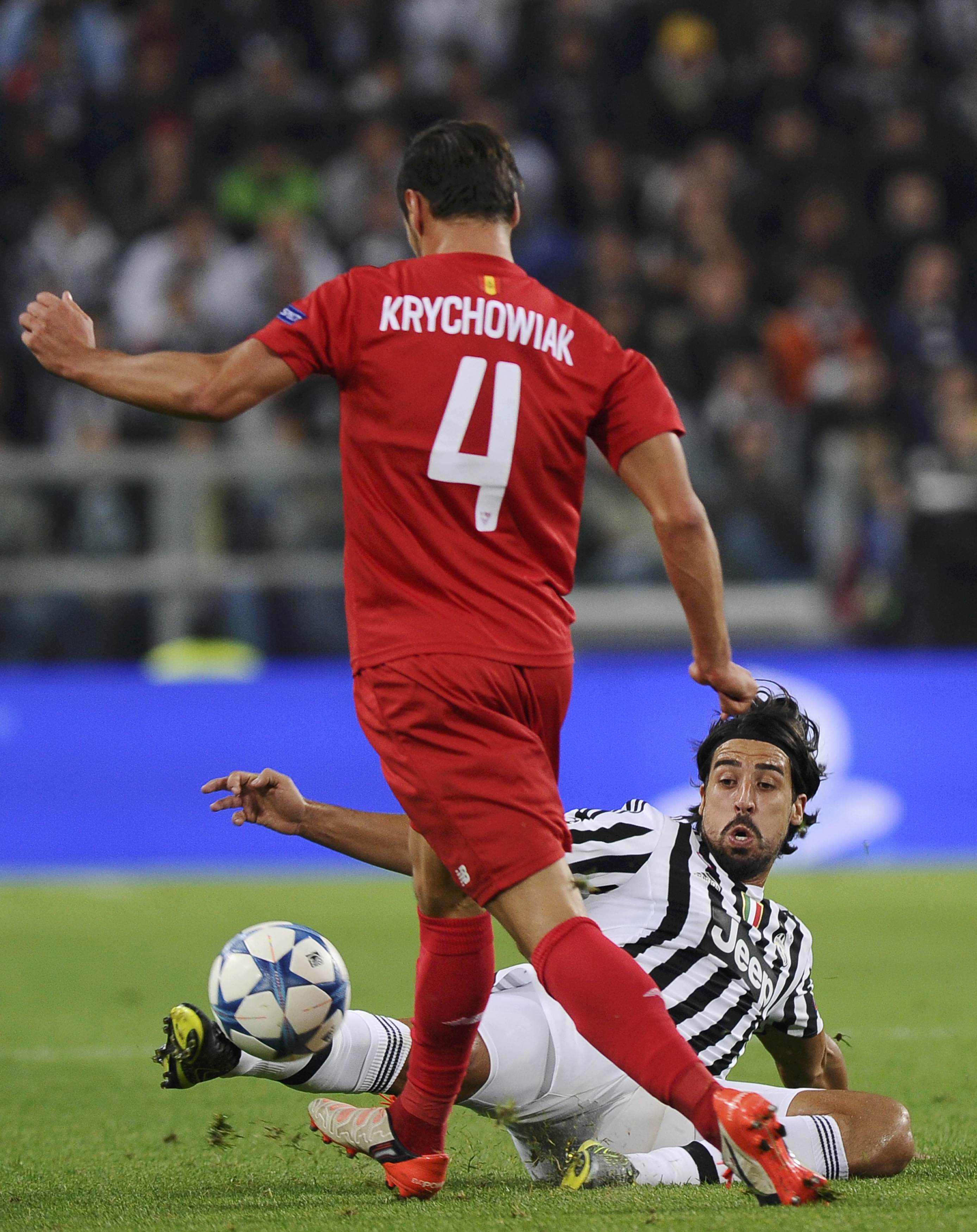 Juventus Sami Khedira (R) challenges Sevilla's Grzegorz Krychowiak during their Champions League group D soccer match at Juventus stadium in Turin, Italy, September 30, 2015. REUTERS/Giorgio Perottino