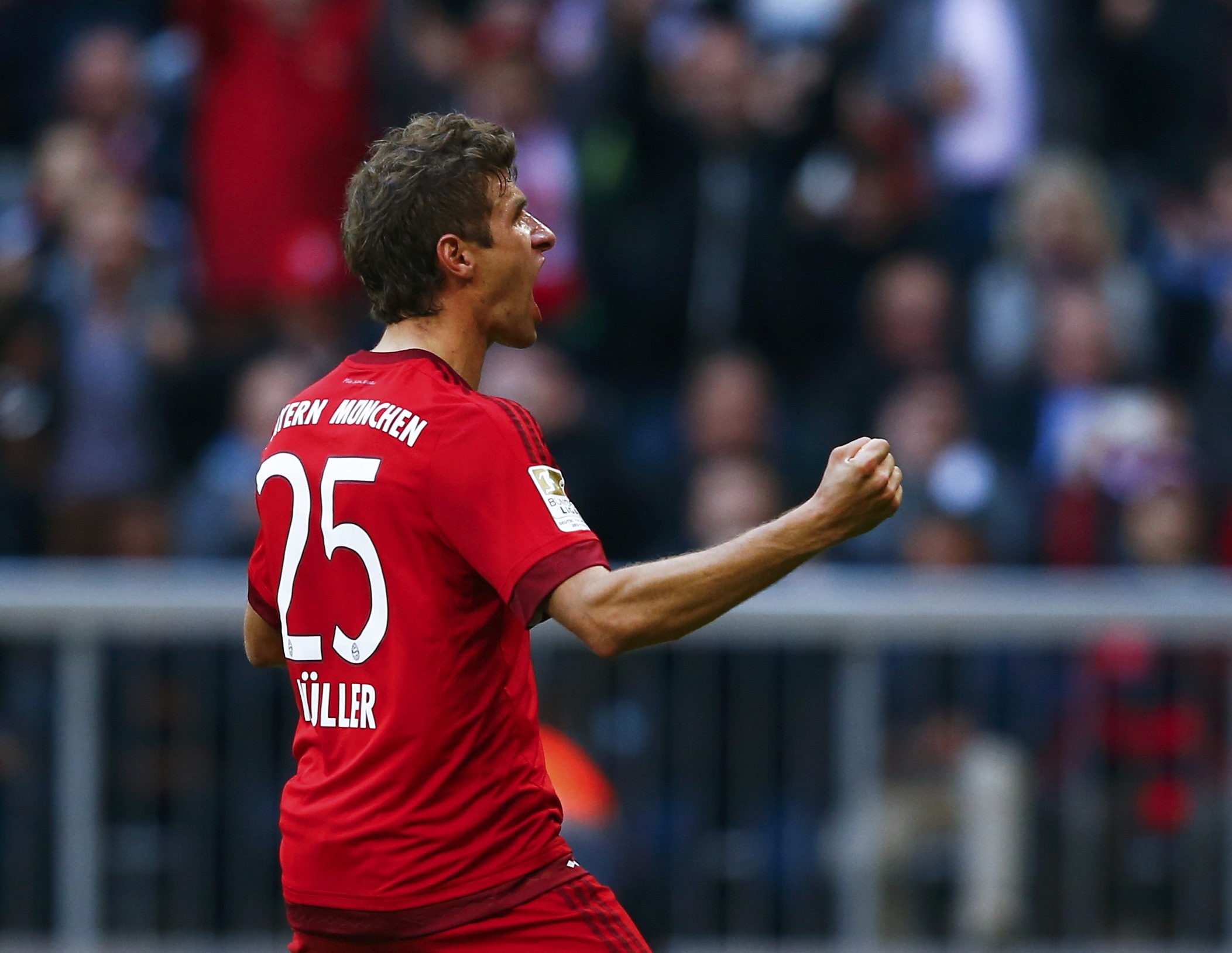 Bayern Munich's Thomas Mueller celebrates after scoring a goal against Borussia Dortmund during their German first division Bundesliga soccer match in Munich, Germany, October 4, 2015. Photo: Reuters