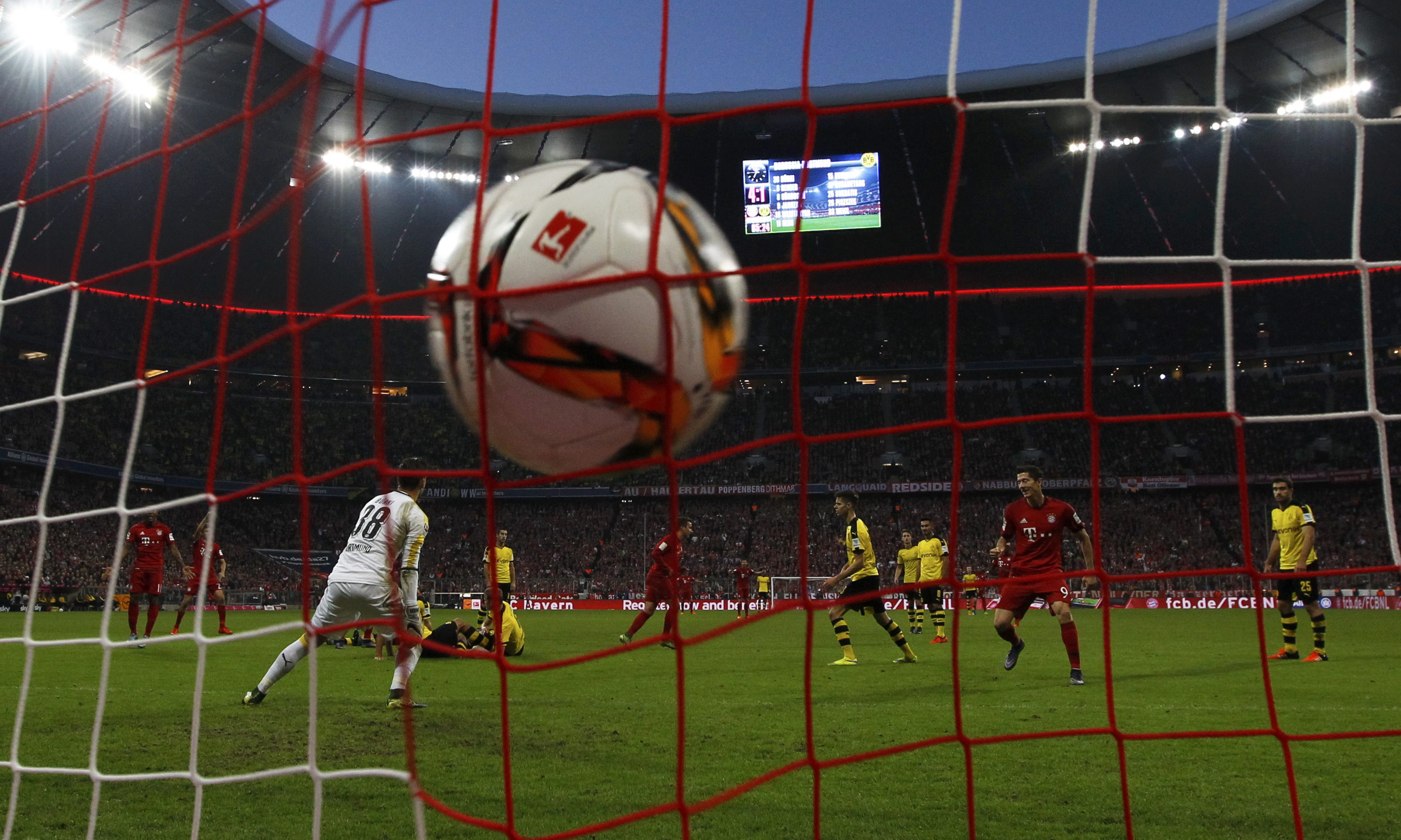Bayern Munich's Mario Goetze (centre) scores a goal against Borussia Dortmund during their German first division Bundesliga soccer match in Munich, Germany, October 4, 2015. Photo: Reuters