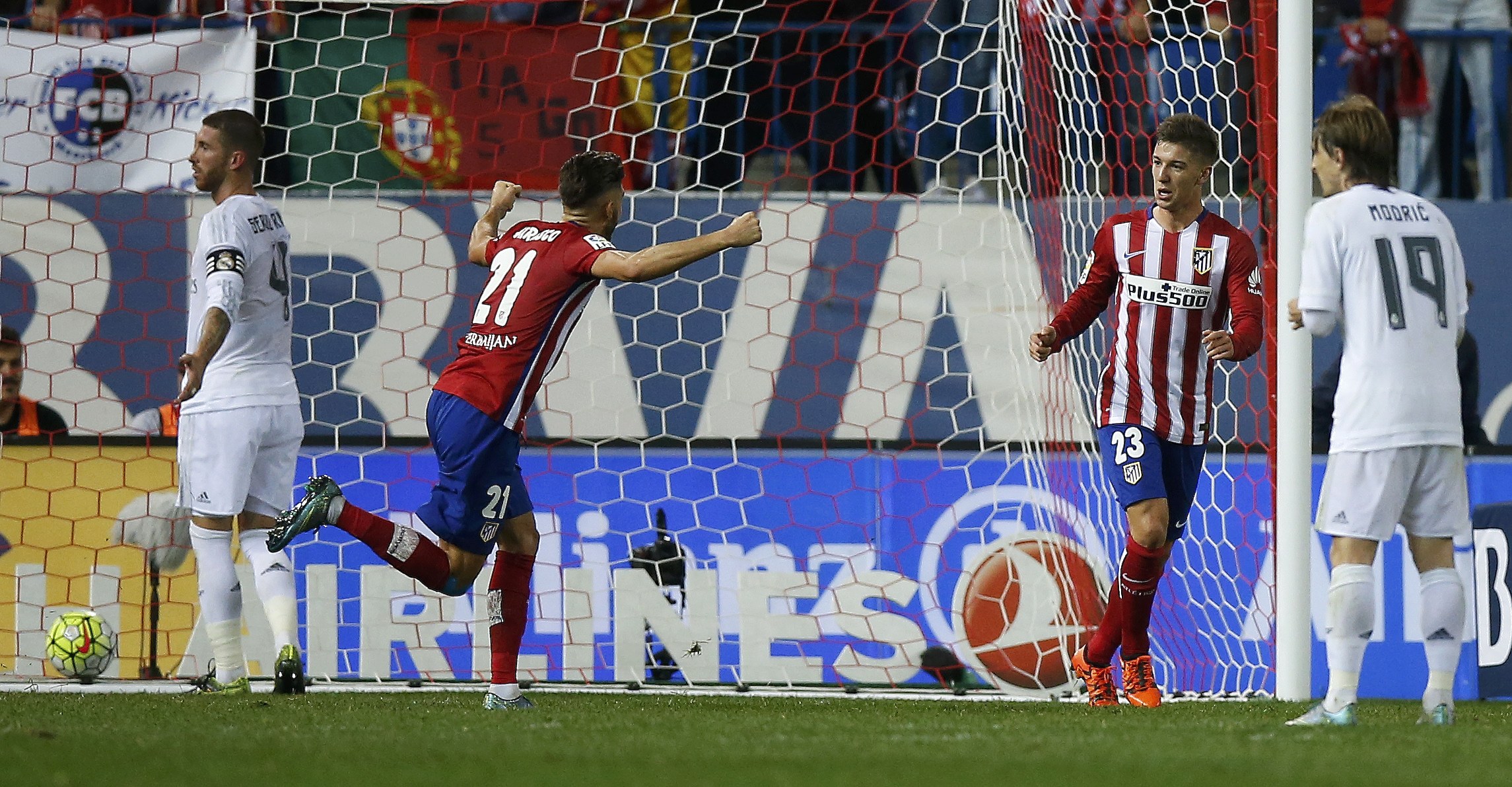 Atletico Madrid's Luciano Vietto (2nd R) celebrates  after scoring a goal during their Spanish first division derby soccer match against Real Madrid at the Vicente Calderon stadium in Madrid, Spain, October 4, 2015.        REUTERS/Sergio Perez