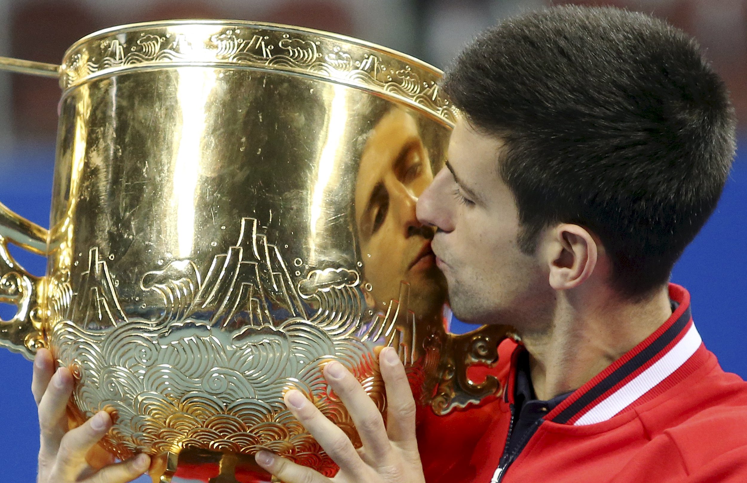 Novak Djokovic of Serbia kisses his trophy during the award ceremony after winning the men's singles final match against Rafael Nadal of Spain at the China Open Tennis Tournament in Beijing, China, October 11, 2015. Photo: Reuters
