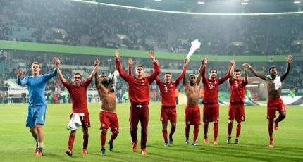 Bayern Munich players celebrates winning their German cup (DFB Pokal) second round soccer match against VfL Wolfsburg in Wolfsburg, Germany, October 27, 2015.  REUTERS/Fabian Bimmer