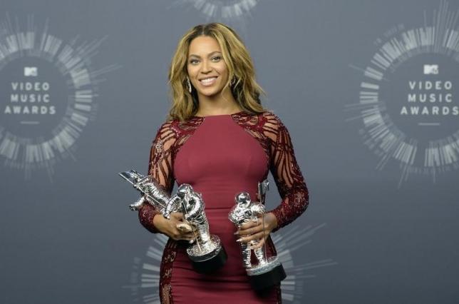 Beyonce poses backstage with three of her four awards during the 2014 MTV Video Music Awards in Inglewood, California August 24, 2014.  REUTERS/Kevork Djansezian