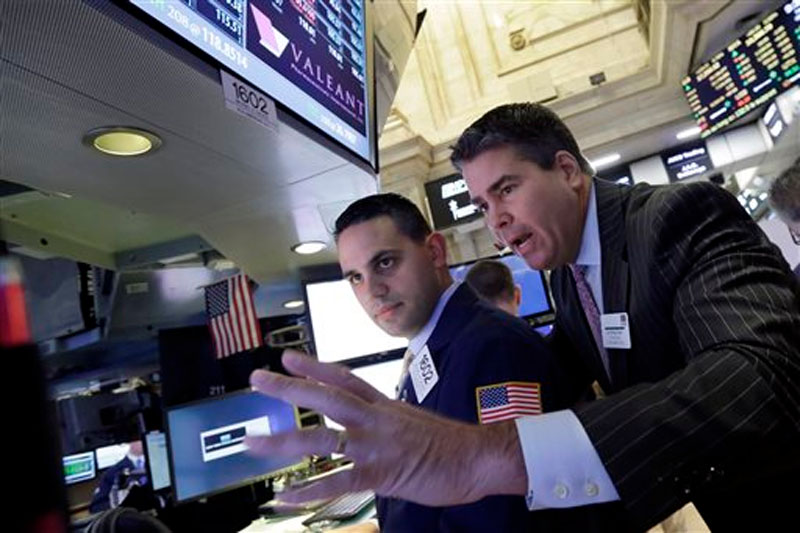NYSE Governor Richard Barry, right, and specialist Michael Cacace work at the post that handles Valeant on the floor of the New York Stock Exchange on Thursday, October 22, 2015. Photo: AP