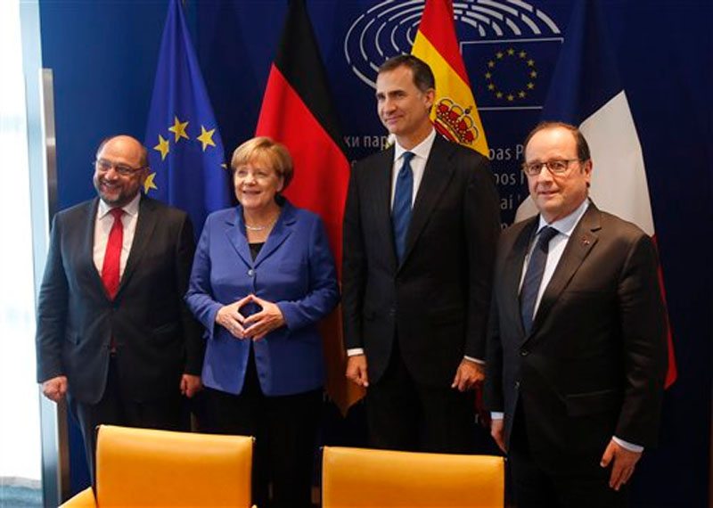 President of European parliament Martin Schulz (left) German Chancellor Angela Merkel, Spain's King Felipe VI (2nd right) and French President Francois Hollande, (right) pose for photographers as they meet at the European Parliament in Strasbourg, eastern France on Wednesday, October 7, 2015. Photo: AP