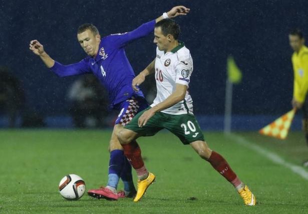 Croatia's Ivan Perisic challenges Bulgaria's Zhivko Milanov (R) during their Euro 2016 group H qualification soccer match in Zagreb, Croatia October 10, 2015.  REUTERS/Antonio Bronic