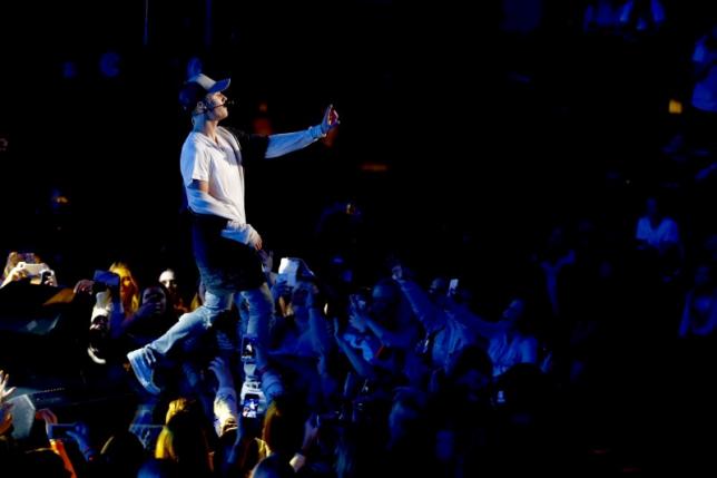 Singer Justin Bieber performs on stage during a mini concert in Oslo, October 29, 2015. REUTERS/Heiko Junge/NTB Scanpix