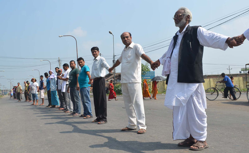 Sadbhawana Party Chairman Rajaendra Mahato joins a human chain along the Postal Highway as the Madhesi Parties organised the event to pressurise the government to meet their demands, in Birgunj of Parsa, on Thursday October 1, 2015: Photo: Ram Sarraf