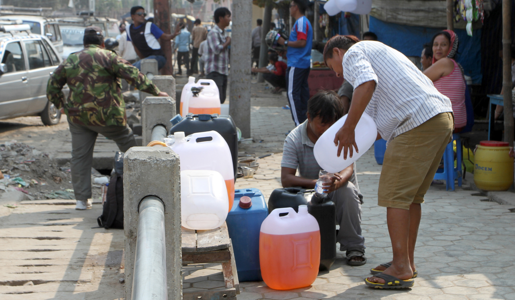 Locals buying petrol from Indian men at Rs 200 per litre in Sunauli border point, on Tuesday, October 27, 2015. Photo: RSS