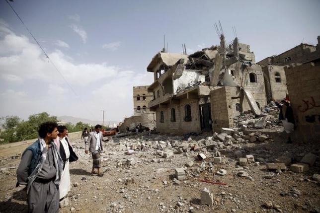 People look at the rubble of a house destroyed by a Saudi-led airstrike in Yemen's capital Sanaa September 5, 2015.  REUTERS/Mohamed al-Sayaghi
