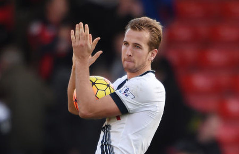 Tottenham's Harry Kane celebrates at full time with the matchball after completing his hat-trick Action against Bournemouth on Sunday, October 25, 2015. Photo: Reuters