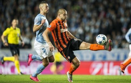 Shakhtar Donetsk's Yaroslav Rakitskiy controls the ball in front of Malmo's Nikola Djurdjic during their Champions League Group A soccer match in Malmo, Sweden October 21, 2015.REUTERS/Andreas Hillergren/TT News Agency