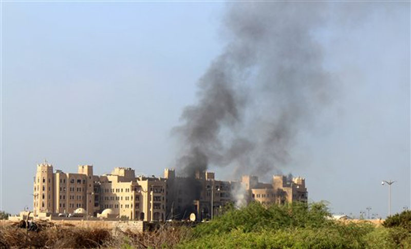 Smoke rises following an explosion that hit Hotel al-Qasr where Cabinet members and other government officials are staying, in the southern port city of Aden, Yemen on Tuesday, October 6, 2015. Photo: AP