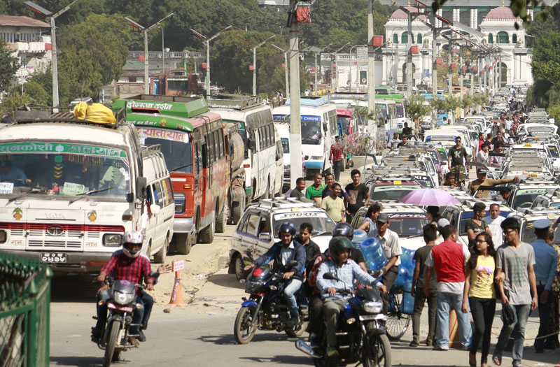 Vehicles queue to refill fuel as the Valley reels under the acute shortage of fuels, at the Nepal Army-run fuel station, in Bhadrakali of Kathmandu, on Thursday, October 1, 2015. Photo: RSS