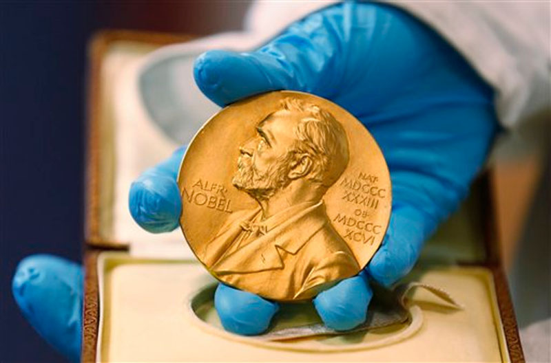 A national libray employee shows the gold Nobel Prize medal awarded to the late novelist Gabriel Garcia Marquez, in Bogota, Colombia on Friday, April 17, 2015. Photo: AP