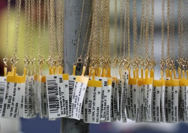 Gold chains are seen at the Exportaciones Bolivianas jewelry manufacturer in La Paz, November 14, 2014.  REUTERS/David Mercado