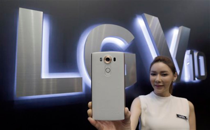 A model poses with LG Electronics Inc.'s new smartphone the V10 during its unveiling ceremony in Seoul, South Korea on Thursday, October 1, 2015. Photo: AP