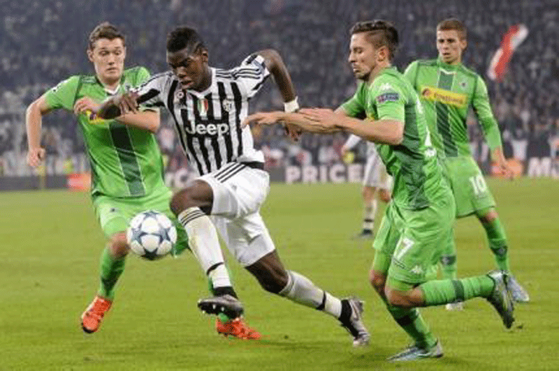 Juventus' Paul Lamine Pogba (C) fights for the ball with Borussia Monchengladbach's Andreas Christensen (L) and Julian Korb (R) during their Champions League Group D soccer match at Juventus Stadium in Turin October 21, 2015.nReuters/Giorgio Perottinon