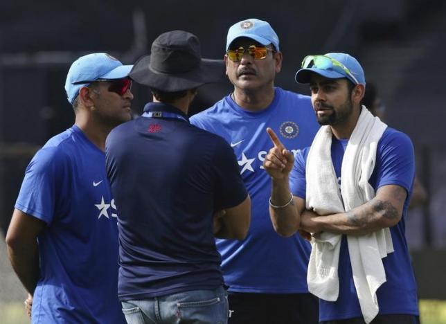 India's Virat Kohli (R) talks with team selector Vikram Rathour as captain Mahendra Singh Dhoni (L) and team director Ravi Shastri (2nd R) look on during a practice session ahead of their Twenty20 cricket match against South Africa in Kolkata, India, October 7, 2015.  REUTERS/Rupak De Chowdhuri
