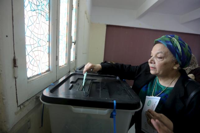 A woman casts her vote during parliamentary elections at a voting center in Giza governorate, Egypt, October 18, 2015.  Photo: Reuters