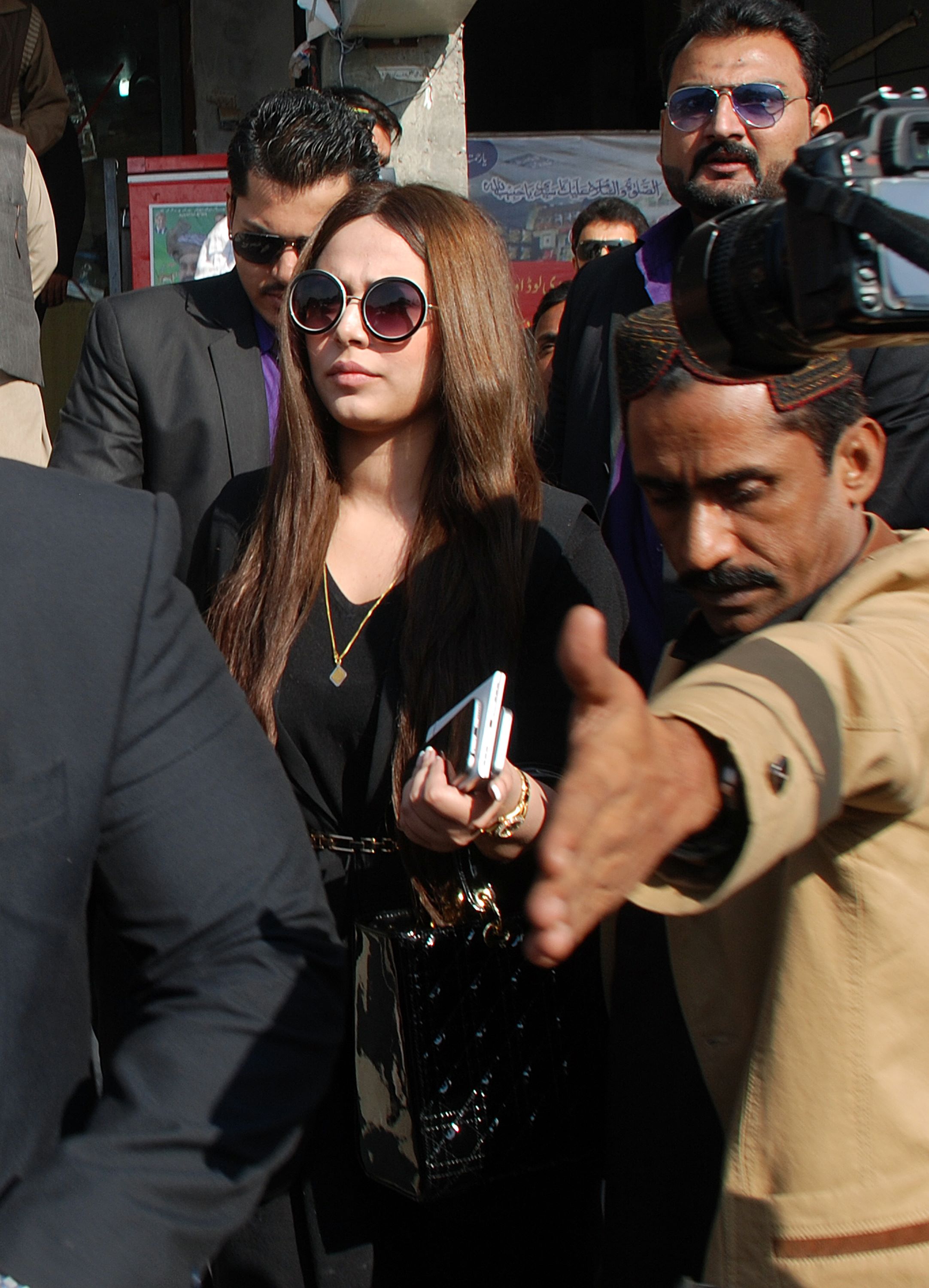 Pakistani model Ayyan Ali (centre) arrives at a customs court during a hearing in Rawalpindi on November 19, 2015.  Photo: AFP
