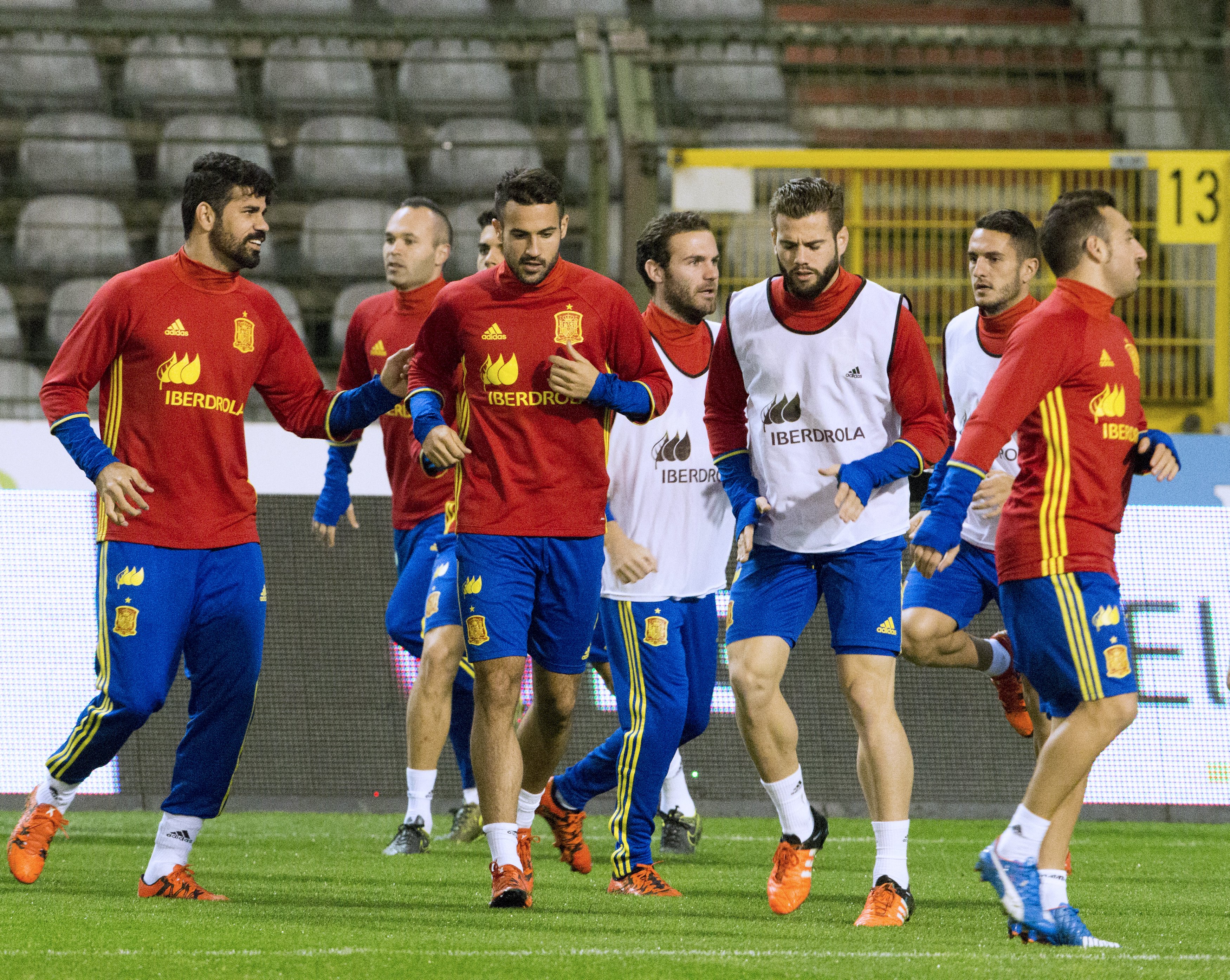 Spanish players practice during a national team soccer training session in Brussels, Belgium November 16, 2015. Belgium will play a friendly match on Tuesday against Spain. REUTERS/Delmi Alvarez   FOR EDITORIAL USE ONLY. NO RESALES. NO ARCHIVE.