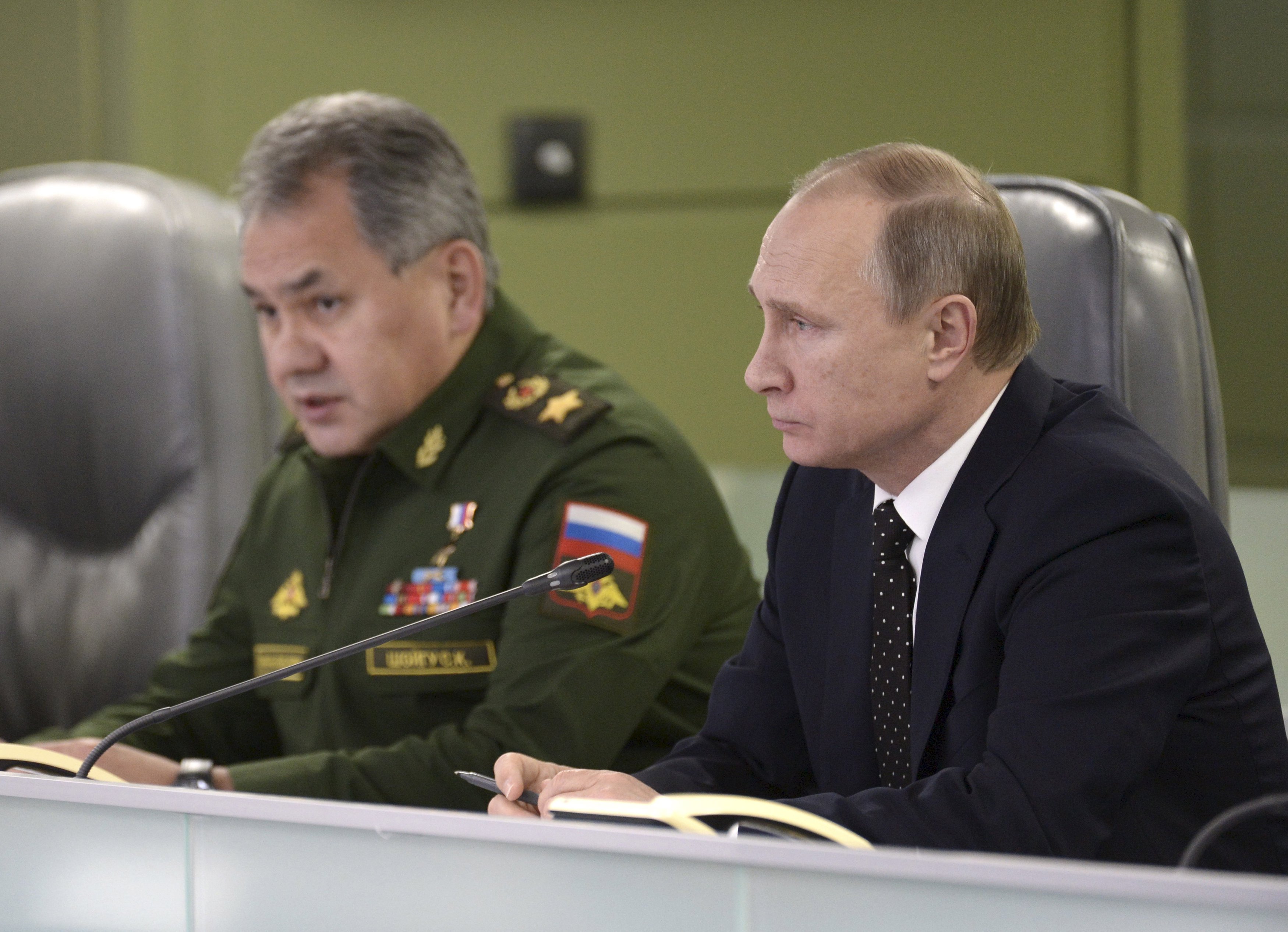 Russian President Vladimir Putin (right) with Defence Minister Sergei Shoigu attend a meeting on Russian air force's activity in Syria at the national defence control centre in Moscow, Russia, on Tuesday, November 17, 2015. Photo: Reuters