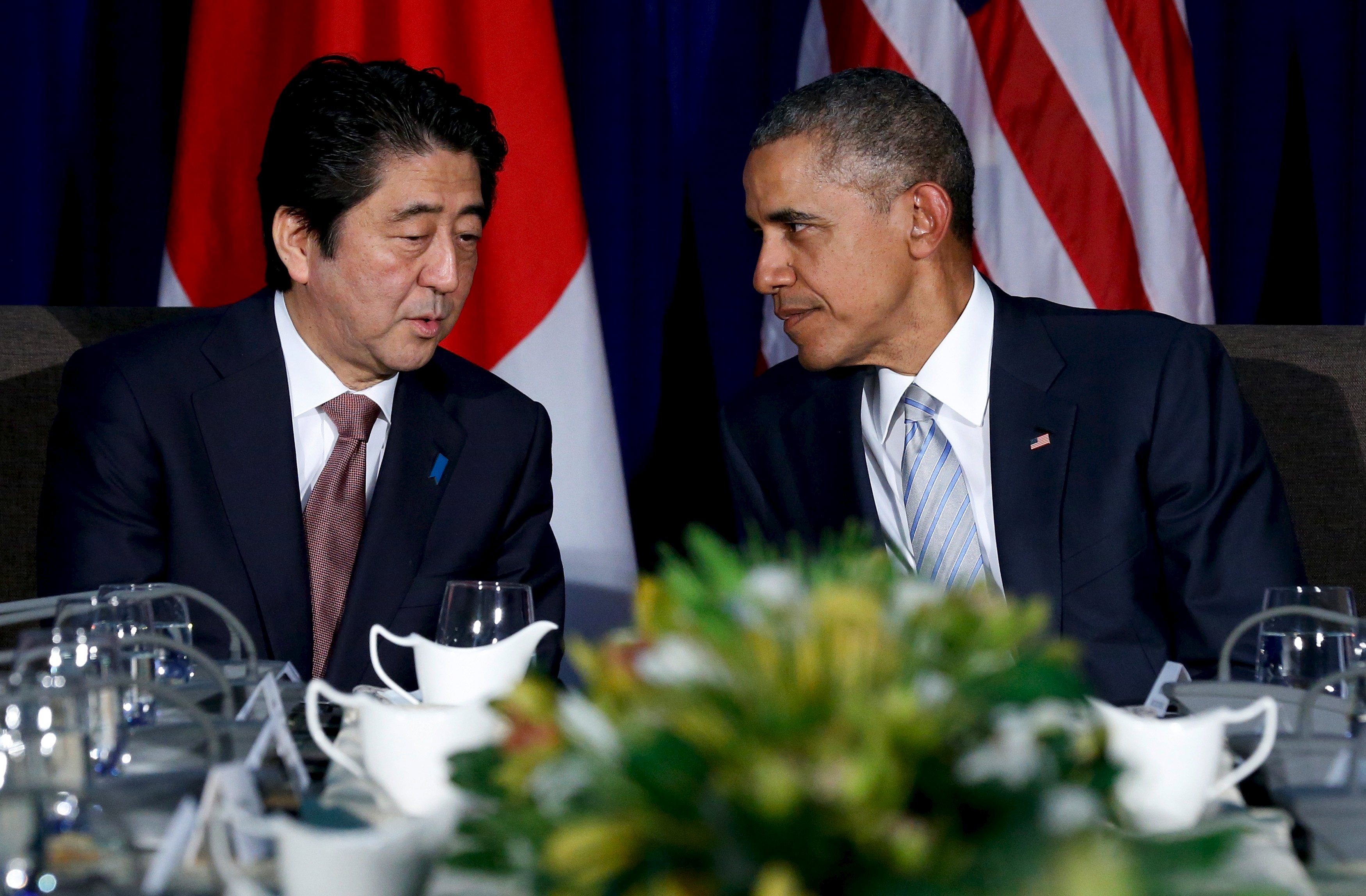 Japan's Prime Minister Shinzo Abe (left) and US President Barack Obama chat as they prepare to deliver remarks to reporters before their bilateral meeting alongside the APEC Summit in Manila, Philippines, November 19, 2015. Photo: Reuters