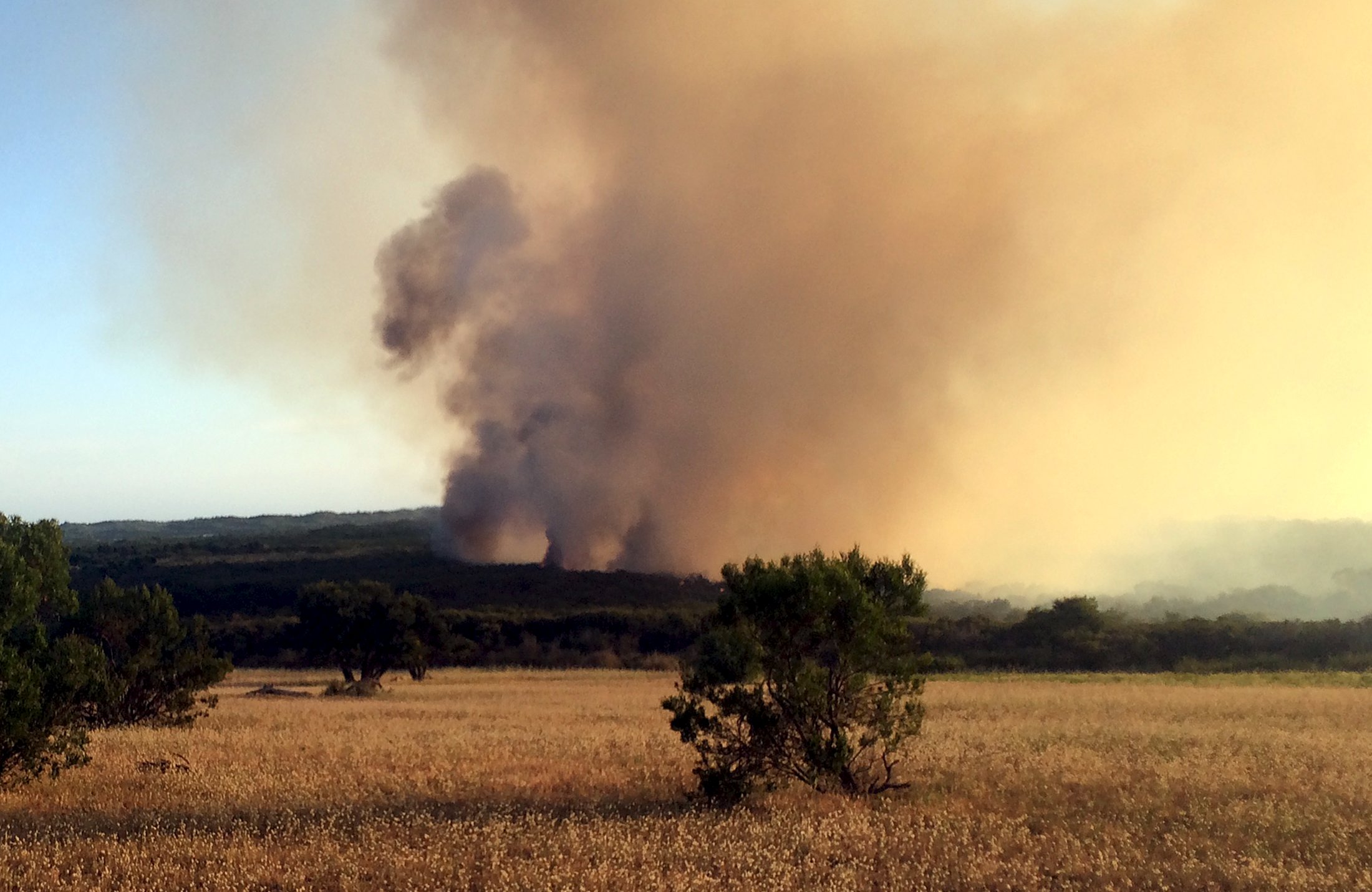 A wildfire burns near the town of Esperance, in the south-west of the state of Western Australia, in this picture taken November 15, 2015. Western Australia police said the deaths occurred in the North Cascade fire near Esperance, in the state's southwest, where some 300,000 hectares have been burned. The blaze is one of three major fires burning in the state since Sunday. Photo: Reuters