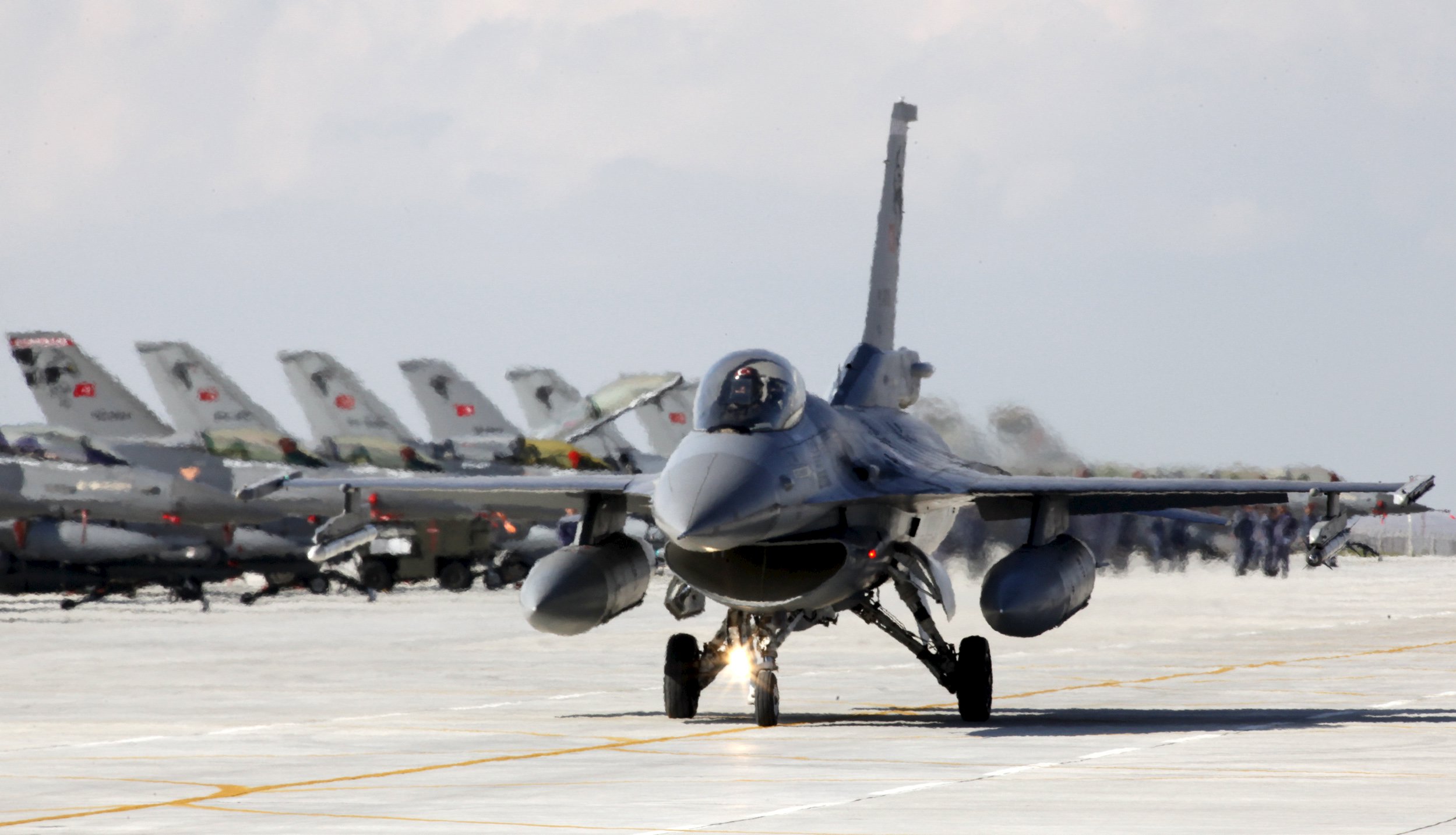 A Turkish Air Force F16 jet fighter prepares to take off from an air base during the Anatolian Eagle military exercise in the central Anatolian city of Konya, in this April 28, 2010 file picture. Turkish F-16 fighter jets shot down a war plane of unknown origin on November 24, 2015 after it violated Turkish air space close to the Syrian border and ignored warnings, a Turkish military official told Reuters. REUTERS/Umit Bektas