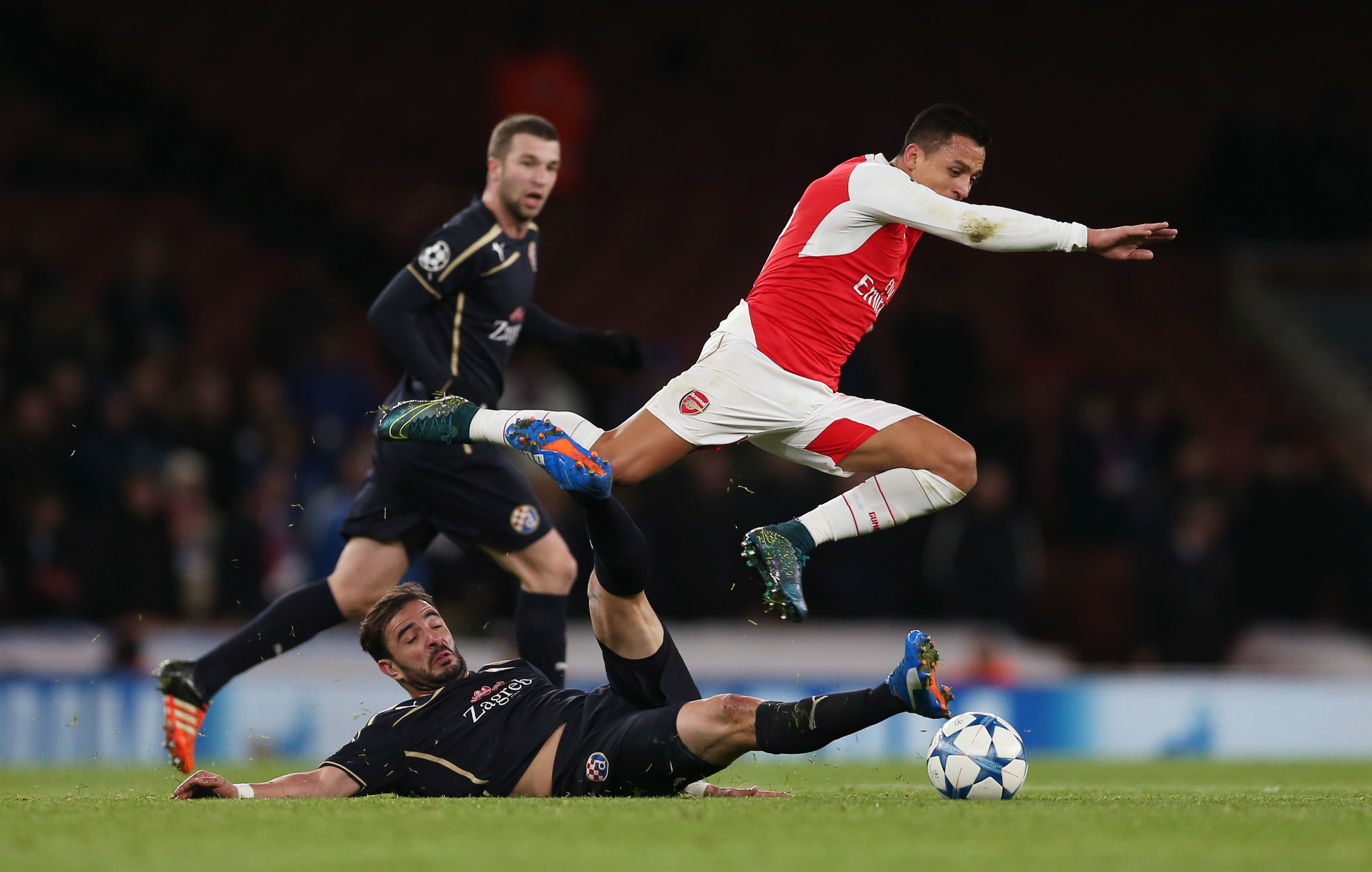 Football Soccer - Arsenal v Dinamo Zagreb - UEFA Champions League Group Stage - Group F - Emirates Stadium, London, England - 24/11/15nArsenal's Alexis Sanchez in action with Dinamo Zagreb's Goncalo SantosnAction Images via Reuters / Matthew ChildsnLivepicnEDITORIAL USE ONLY.