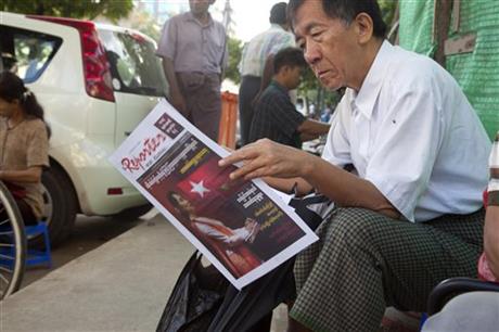 A man reads a newspaper covered with Myanmar opposition leader Aung San Suu Kyi at a roadside stand Wednesday, Nov. 11, 2015, in Yangon, Myanmar.Photo:AP