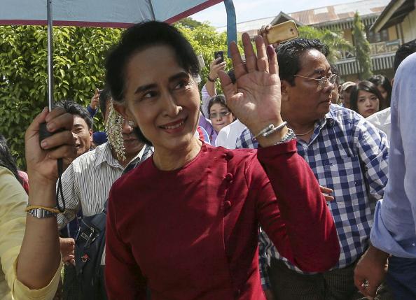 Myanmar pro-democracy leader Aung San Suu Kyi waves at supporters as she visits polling stations at her constituency Kawhmu township November 8, 2015. Photo: Reuters