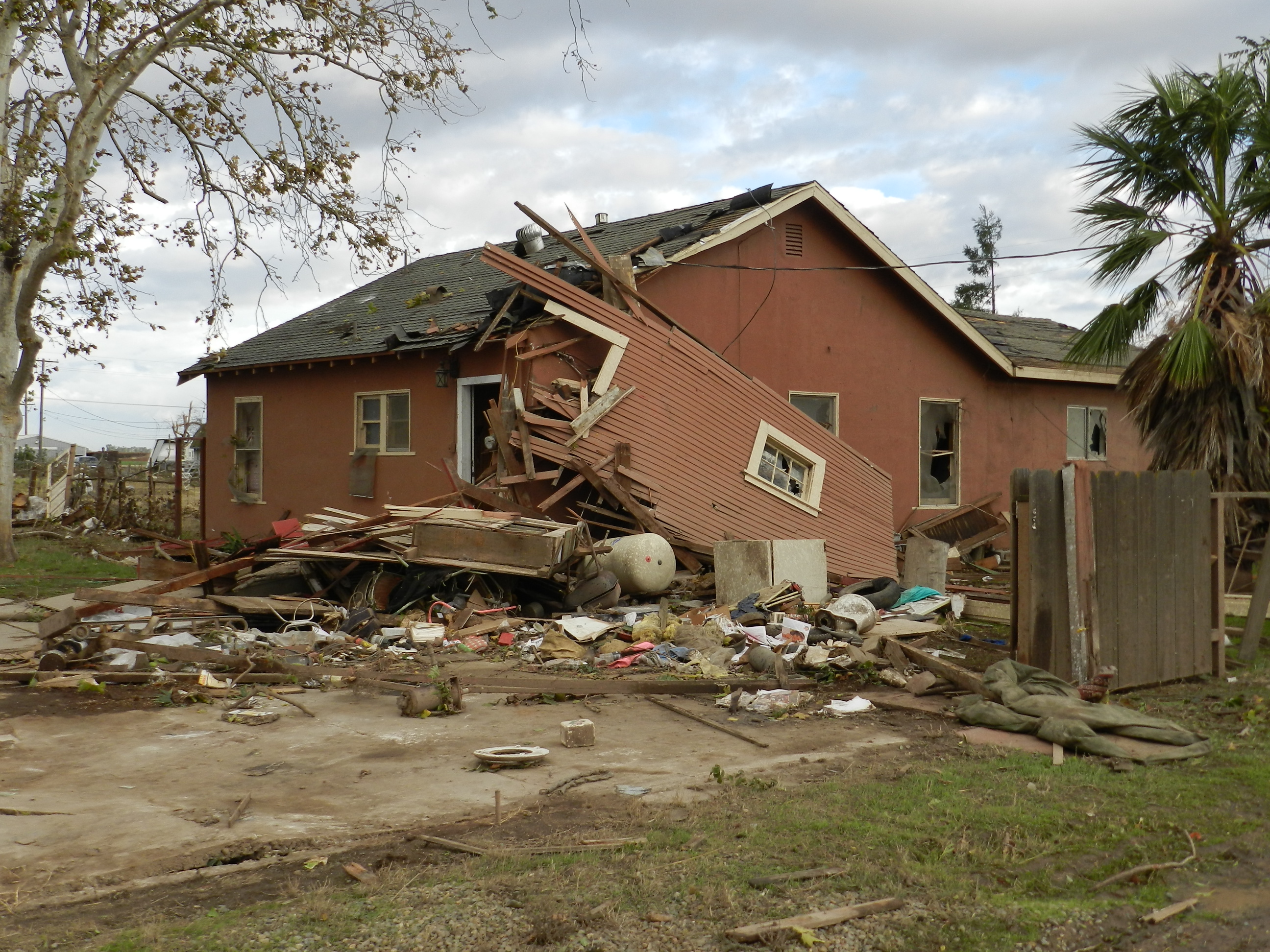 Торнадо разрушаешь. Калифорния ураган. Разрушения после Торнадо. Дом после Торнадо.