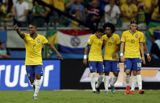 Douglas Costa (L) of Brazil celebrates a goal against Peru next to his teammates during their 2018 World Cup qualifying soccer match in Salvador, Brazil, November 17, 2015. REUTERS/Ueslei Marcelino