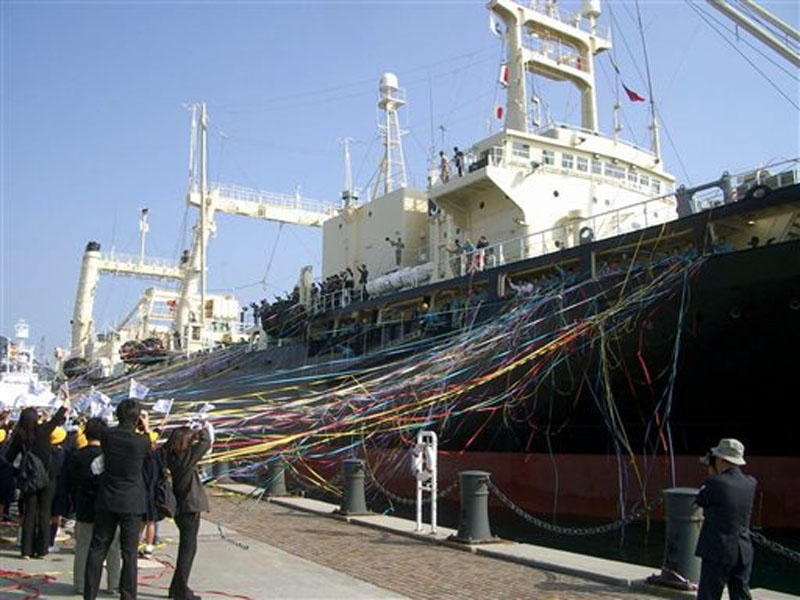 Family and the crew of Japan's research whaling vessel Nisshinmaru bid farewell as the ship departs a port in Shimonoseki, western Japan, for the Antarctic Ocean on November 12, 2004. Photo: AP